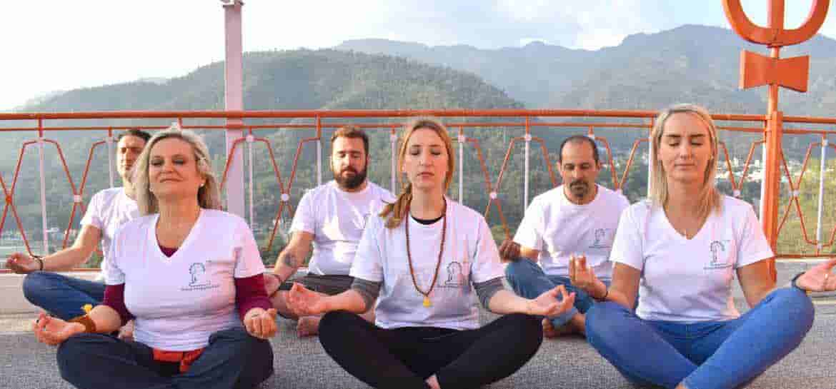 indulge with like minded people in meditation retreat india